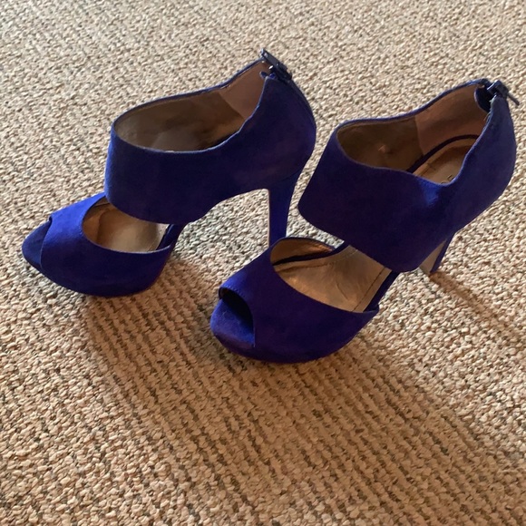 Blue suede Helara shoes. - Picture 4 of 6